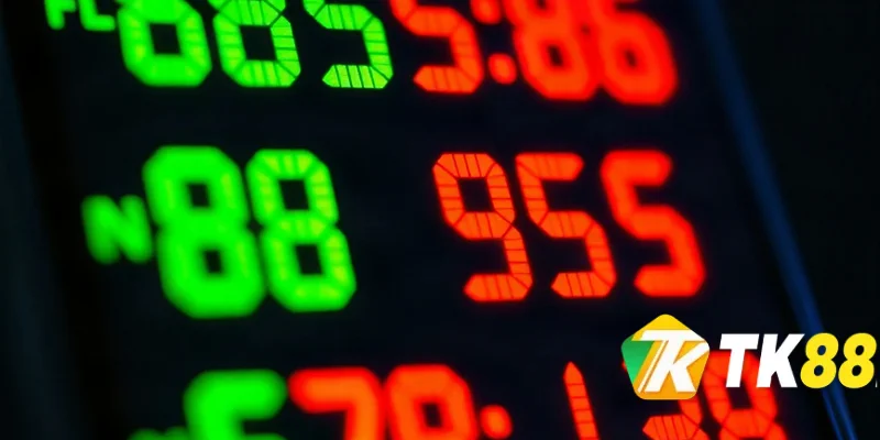 Bảng tỷ lệ kèo nhà cái TK88 hiển thị trên điện thoại với các chỉ số odds
